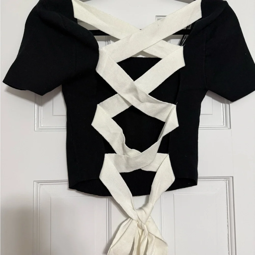 Le Lis Elegant Black Crop Top - Picture 3 of 4